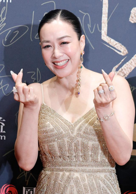 钟丽缇秀曲线险翻车 香槟吊带礼服长裙尺寸太小 微胖变肥胖 钟丽缇秀曲线险翻车 香槟吊带礼服长裙尺寸太小 微胖变肥胖