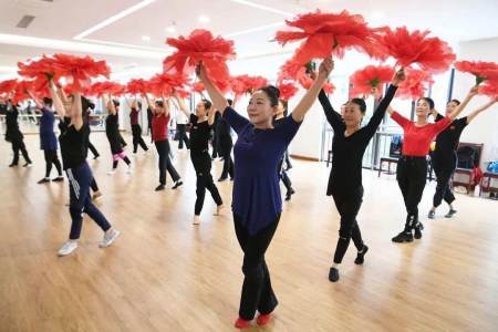 后期修图、无人机航拍……老年大学也有新“玩法”