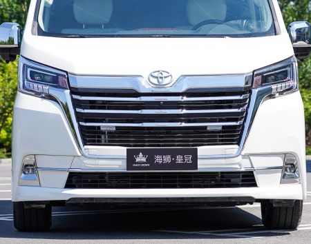 新款海狮的外观换成了接近于埃尔法的镀铬大嘴式中网,搭配led大灯和