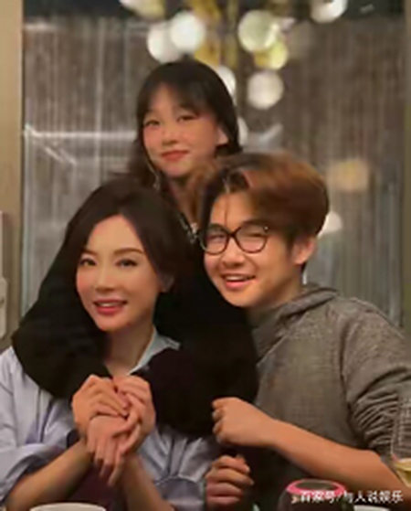 陈数干女儿晒合照,与陈数亲密贴脸,互动玩美颜特效 实用小技巧 第2张 陈数干女儿晒合照,与陈数亲密贴脸,互动玩美颜特效 实用小技巧 第2张