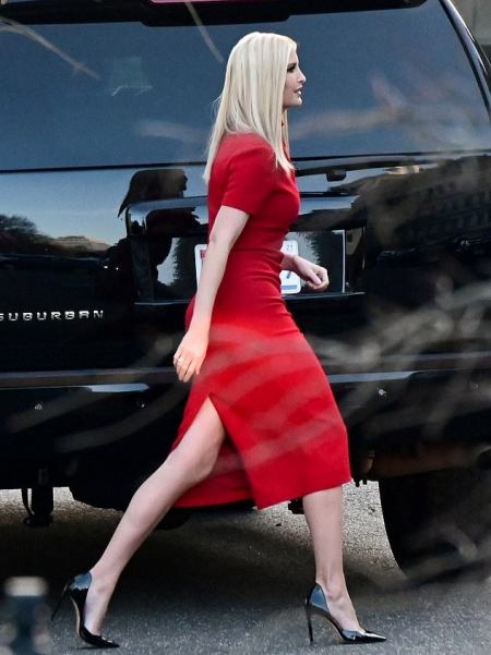 伊万卡不顾寒冷穿红裙亮相!冻得瑟瑟发抖,梅拉尼娅想尽快逃离