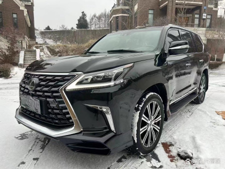 可能是白色的见多了,黑色的更能让人眼前一亮,虽说570和es的车灯外观