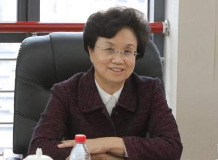 她28岁升任正厅级，50岁成为青海省长，今年66岁仍奔赴在一线工作(图3)
