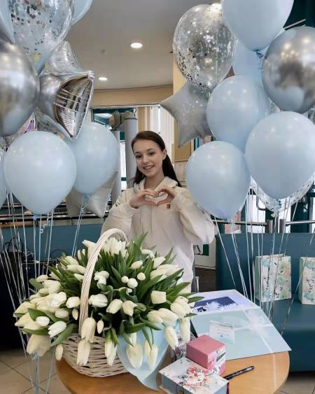 中国粉丝探望谢尔巴科娃，送生日礼物，比心合影，千金谢中国朋友