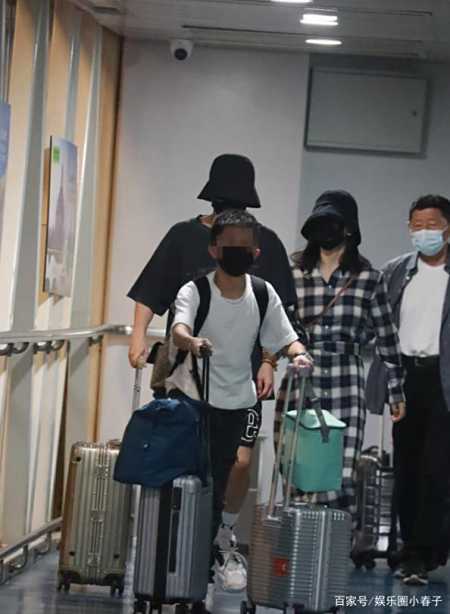超甜蜜!谢娜与张杰首次合体亮相机场,十指相扣戴情侣帽引关注? 实用小技巧 第9张 超甜蜜!谢娜与张杰首次合体亮相机场,十指相扣戴情侣帽引关注? 实用小技巧 第9张