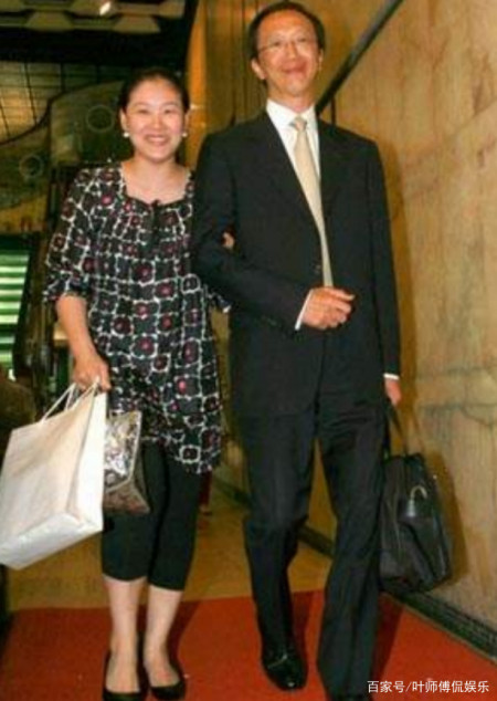 伏明霞老公罕露面,身材干瘦发际线堪忧,与甘比同框无富豪架子(图4) 伏明霞老公罕露面,身材干瘦发际线堪忧,与甘比同框无富豪架子(图4)
