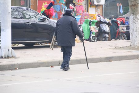 快走和慢走，哪种方式更养生？坚持快走，身体会得到什么？