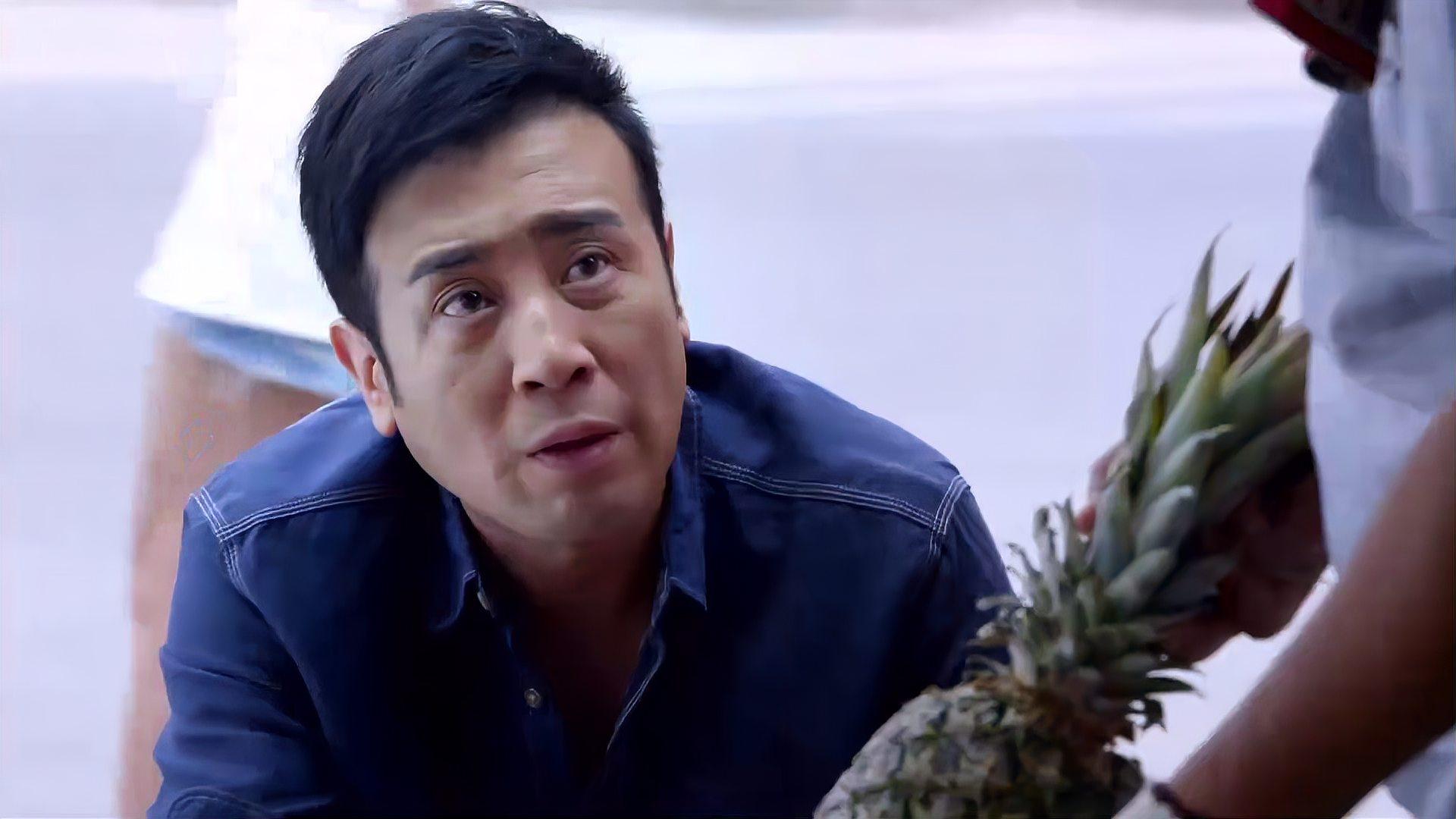 刑警队长:卖水果大爷行为异常,刑警队长一眼看出有问题,有猫腻