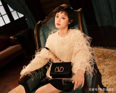 孙俪特意来为恩师庆祝,同学合影站中间,在同龄人中最显年轻(图4) 孙俪特意来为恩师庆祝,同学合影站中间,在同龄人中最显年轻(图4)