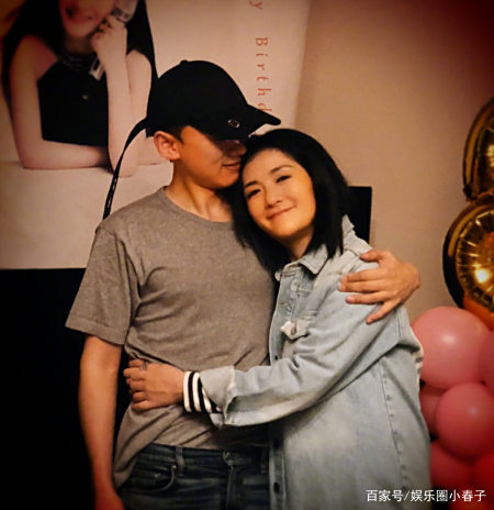 超甜蜜!谢娜与张杰首次合体亮相机场,十指相扣戴情侣帽引关注? 实用小技巧 第3张 超甜蜜!谢娜与张杰首次合体亮相机场,十指相扣戴情侣帽引关注? 实用小技巧 第3张