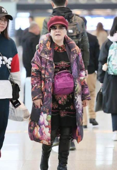 76岁李谷一不服老，穿衣从里花到外看着都喜庆，比同龄人显年轻