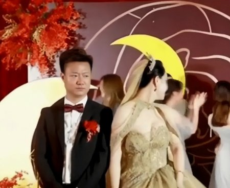 山东济南，一对新人婚礼现场，新郎满脸不悦，新娘却笑得很开心(图2)