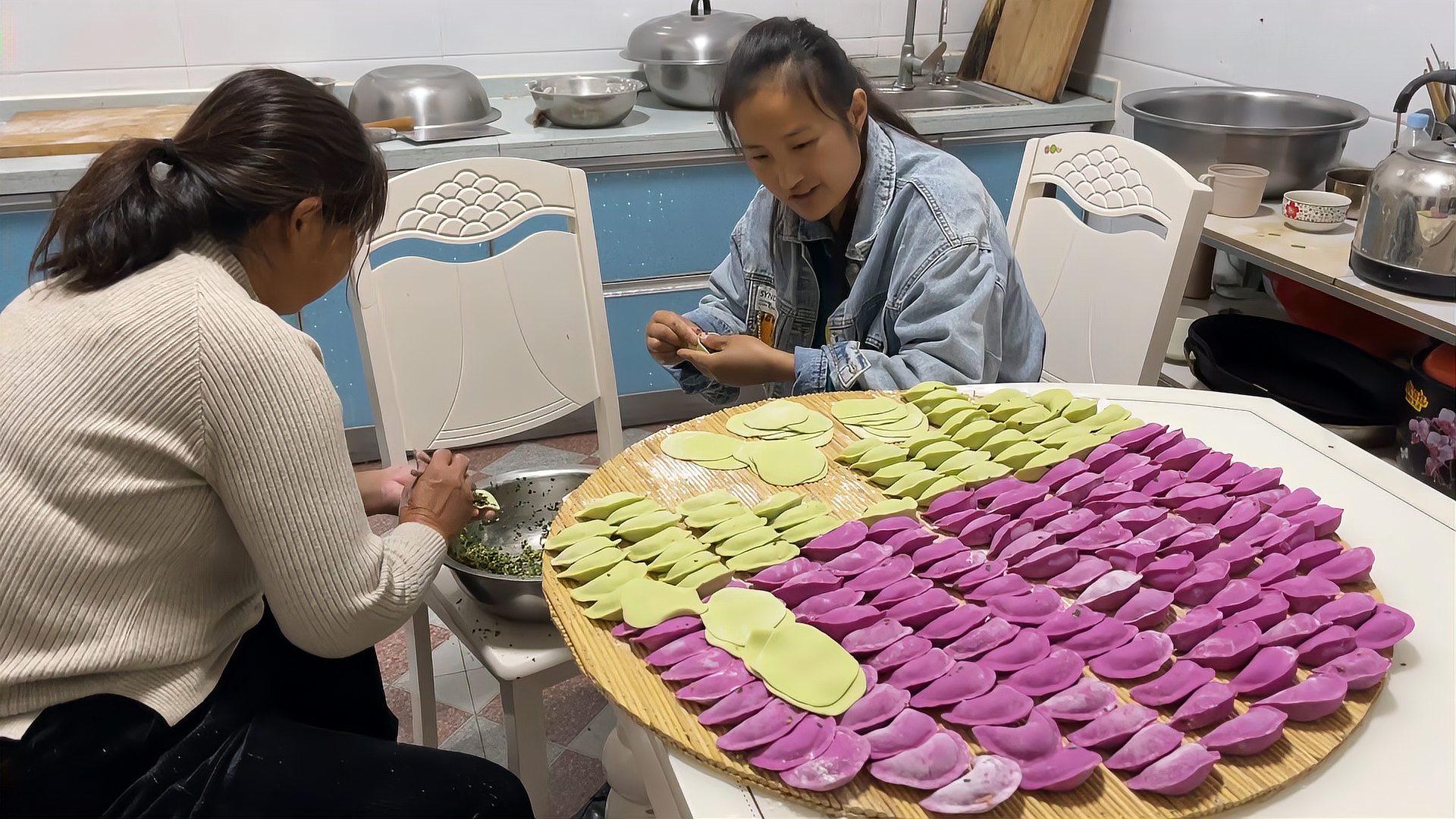 外面下着蒙蒙细雨,婆媳俩在厨房包饺子,出锅一人一盘子吃着香