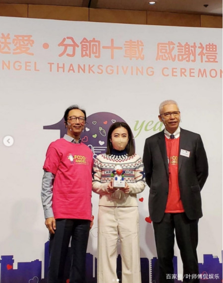 伏明霞老公罕露面,身材干瘦发际线堪忧,与甘比同框无富豪架子(图2) 伏明霞老公罕露面,身材干瘦发际线堪忧,与甘比同框无富豪架子(图2)