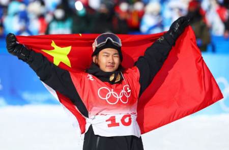 晚上21点，苏翊鸣宣布冰雪生涯下一站，中国滑雪又一世界巨星诞生