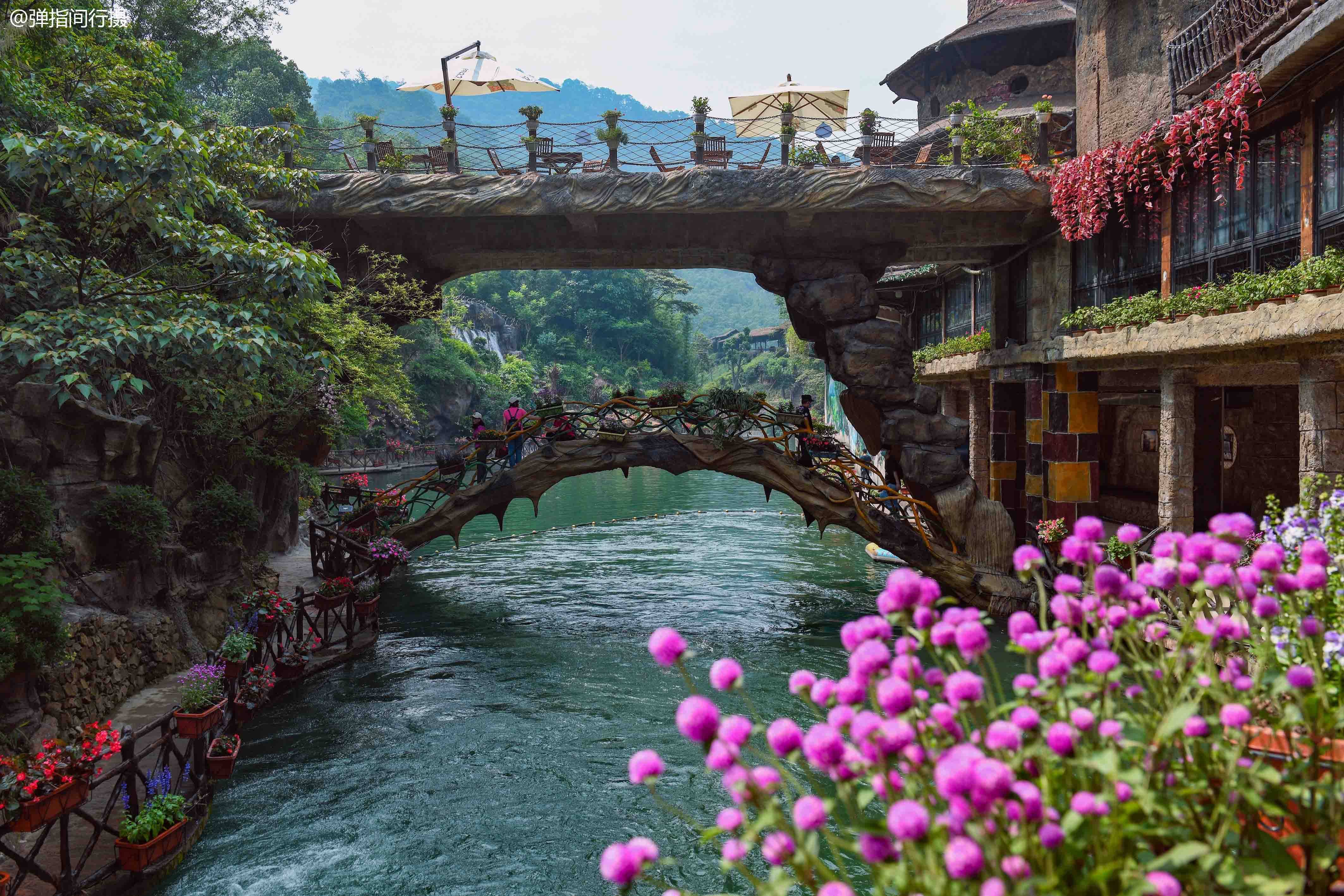 这里是位于广东省清远市清新区滨江峡谷古龙峡景区的一条河谷,其地处