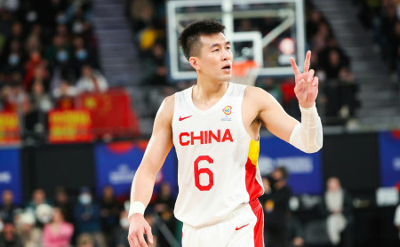 FIBA力挺郭艾伦！中国男篮正式完成崛起，杜锋得到称霸亚洲的王牌