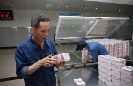印钞厂工人工资只有三千块,为什么很少人辞职?内部员:谁走谁傻(图4) 印钞厂工人工资只有三千块,为什么很少人辞职?内部员:谁走谁傻(图4)