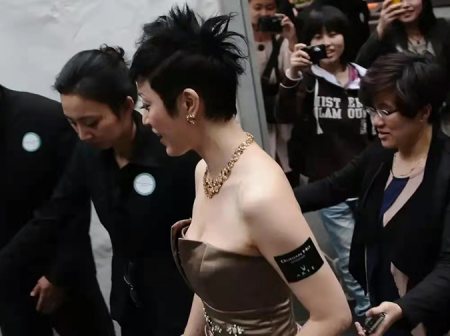 陈法蓉穿露肩装亮相,被指排场太大,网友:“真把自己当巨星了”(图5) 陈法蓉穿露肩装亮相,被指排场太大,网友:“真把自己当巨星了”(图5)