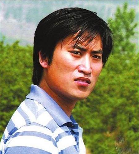 "赵玉田"烫坏酒店沙发,被索赔6000心存不满,网上找粉丝评理