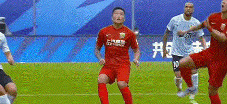 徐新上海海港首秀，演砸了！玩中国功夫飞踹胡靖航，被红牌罚下