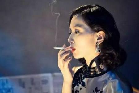 明星抽烟动作，刘诗诗美，倪妮很慵懒，她却是最迷人！(图3)