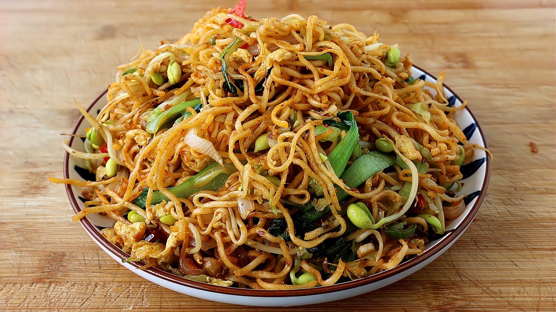 炒面怎么做才好吃,原来诀窍在这里,一次做一大锅,太香了!