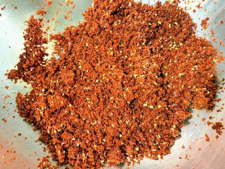 加四小匙开水拌匀辣椒粉,盐和芝麻