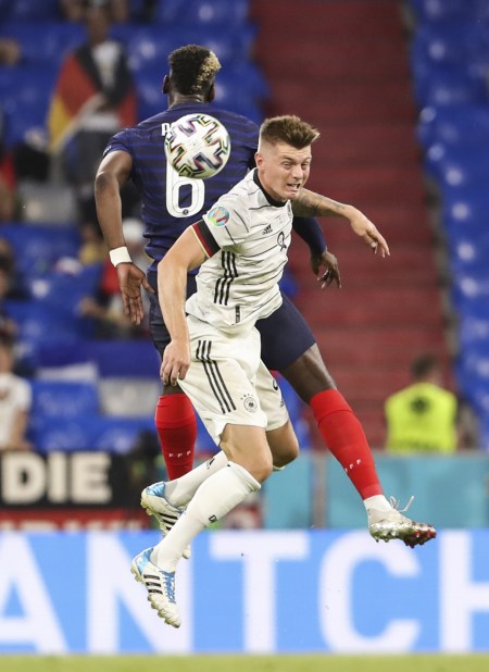 足球——欧锦赛小组赛：法国战胜德国(2)