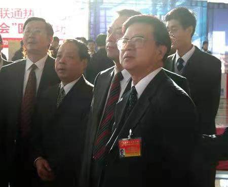 他曾主政湖北、贵州两地多年，后官至副国级，廉洁朴素，今年77岁(图3)