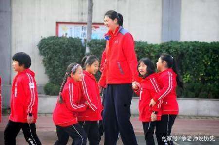 13岁身高超2米！中国篮坛“女版姚明”横空出世，网友：小巨人