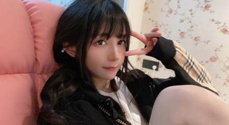 蔡萝莉也出现离谱操作 新照片滤镜太高 背后男网红被误认为女生