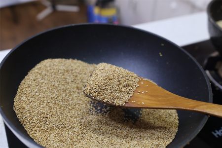 在家自制芝麻醬,芝麻香油,味道純正無添加,原來做法這麼簡單