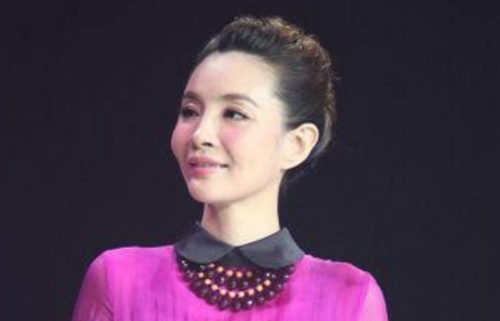 她是央视知名主持人,却因整容自毁前程,网友:看见她就想关电视(图1) 她是央视知名主持人,却因整容自毁前程,网友:看见她就想关电视(图1)