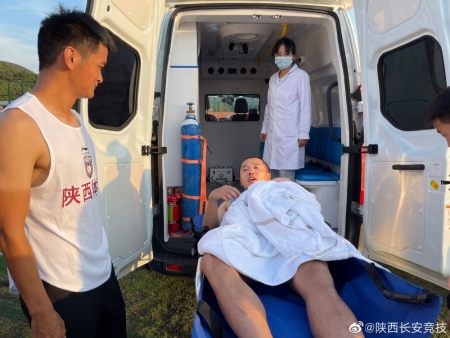 中甲赛区地表温度50.5，陕西队球员严重脱水被救护车拉走