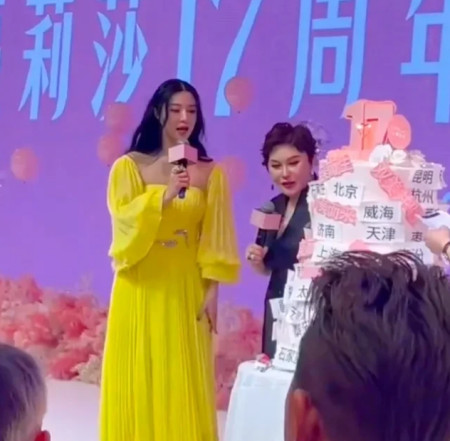 这还是范冰冰吗?低调现身某晚宴,脸蛋腰线臃肿发福,沦为素人!(图3) 这还是范冰冰吗?低调现身某晚宴,脸蛋腰线臃肿发福,沦为素人!(图3)