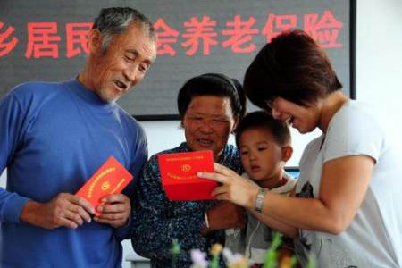 2021养老金新规下，实施“分级调整”，退休人员到手的钱有差别了(图1)