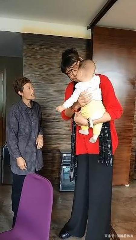 女篮巨人郑海霞抱孩子不愿撒手!结婚9年没生娃,丈夫已消失不见