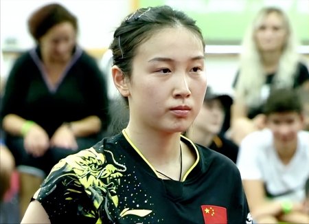 国乒“孤胆英雄”诞生！21位队友出局后，她为中国队夺得唯一一冠