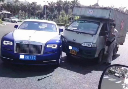 五菱宏光撞豪车,劳斯莱斯车主看到车头三个字,不敢索赔了(图1) 五菱宏光撞豪车,劳斯莱斯车主看到车头三个字,不敢索赔了(图1)