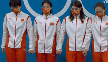 暖心互相戴金牌！中国四位姑娘游泳夺金，张雨霏赛后的发言霸气