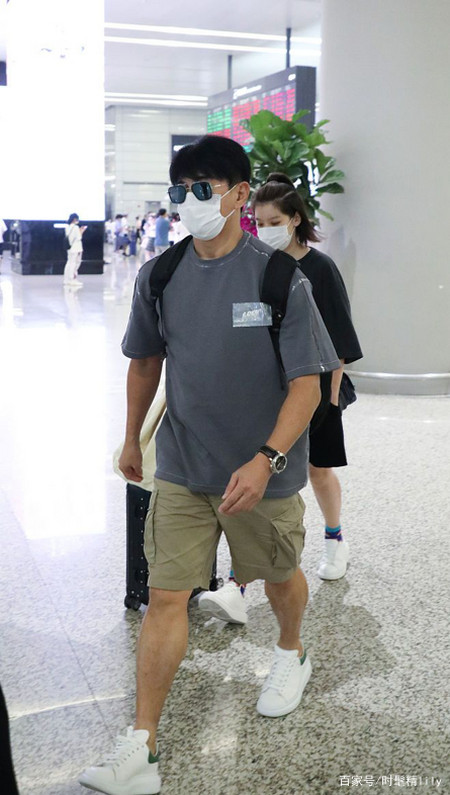 吴奇隆私服还是那么帅,卡通t恤不死板,行走的男生穿搭图鉴