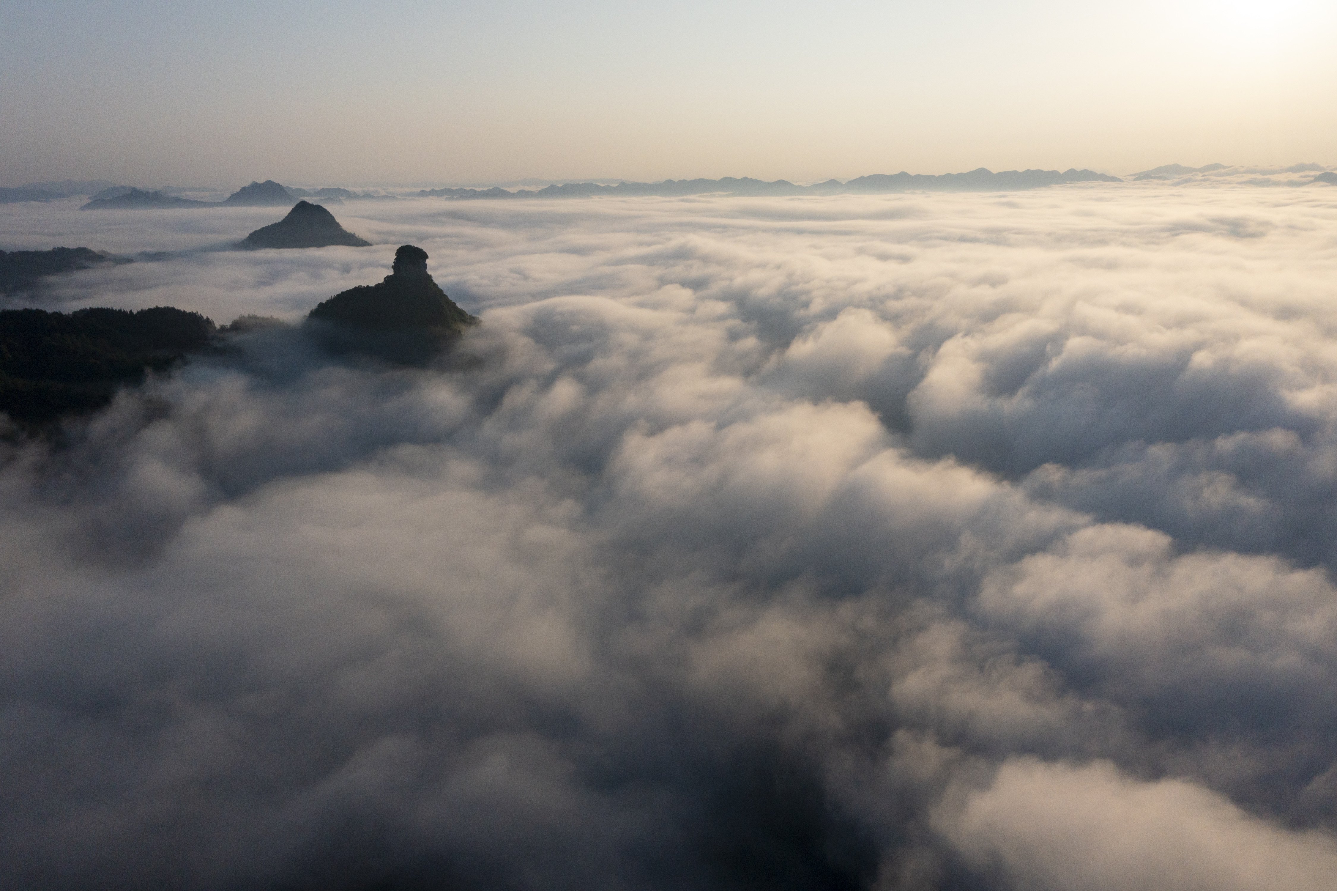 (美丽中国)重庆金佛山:云绕山峦春色美