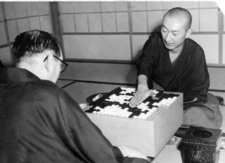 中国棋圣吴清源：国家花钱让他安心下棋，却在战争时公然讨好日本