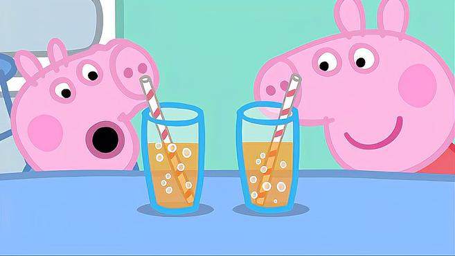 小猪佩奇:佩奇和乔治喝橙汁,发现橙汁里面有很多气泡,太有趣了
