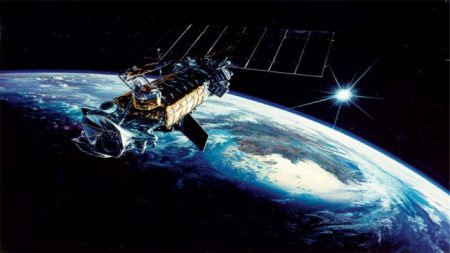 美国卫星不再安全！太阳武器即将诞生，4万米高空释放数千度高温