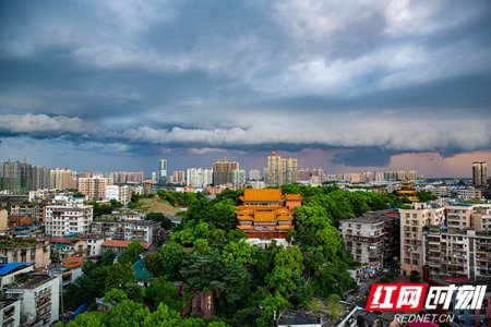 重修后的雁峰寺.