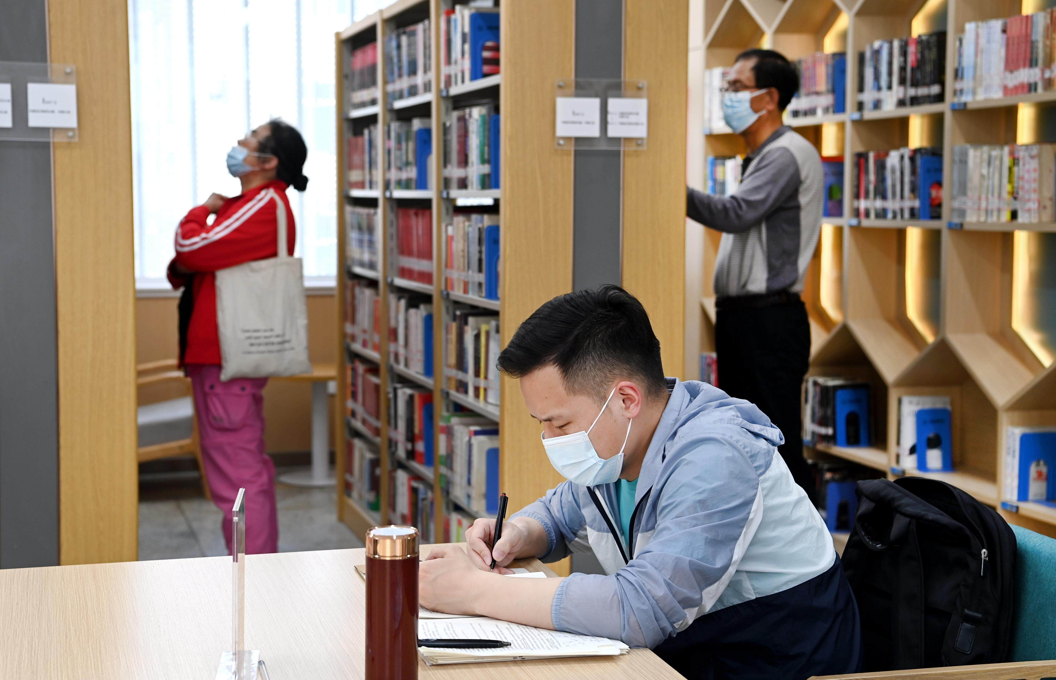 4月11日,读者在安康市图书馆阅览厅查阅图书.新华社记者陶明摄